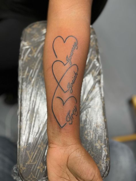 Sister Tattoos Names, Family Members Name Tattoo, Three Hearts Intertwined Tattoo, Ashton Tattoo Name, Heart And Name Tattoo Ideas, Medium Name Tattoo, Tattoo Of Parents Name, Tattoo With Siblings Names, Tattoo Ideas Of Names