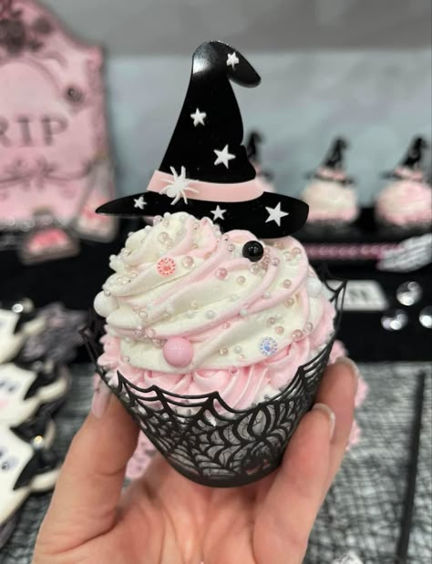 Cute Spooky Desserts, Pastel Goth Birthday Cake, Pastel Halloween Party, Halloween Shower Ideas, Pastel Halloween Decor, Witch Cake, Halloween First Birthday, Halloween 1st Birthdays, Halloween Birthday Cakes