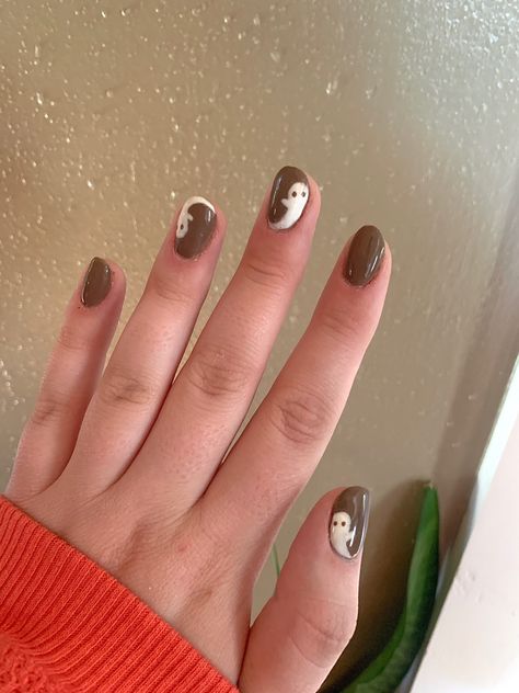 Halloween Short Nails Design, Simple Ghost Nails Short, Brown Ghost Nails, Halloween Nails Brown, Ghost And Stars Nails, Fall Nails 2023 Ghost, Brown Halloween Nails, Ghosts Nail Art, Cute Nails For Fall Ghost