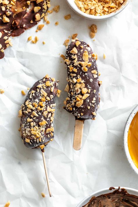 This 3-ingredient peanut butter chocolate covered bananas is a super simple, fun, and healthy treat! It only takes a couple of minutes to make and is so delicious! Make these Peanut Butter and Chocolate Covered Bananas for a fun dessert or snack! Desserts On A Stick, Fun Easy Desserts, Dessert Skewers, Plant Based Dessert Recipes, Chocolate Covered Bananas, Banana Bars, Fun Dessert, Peanut Butter And Chocolate, Healthy Vegan Desserts