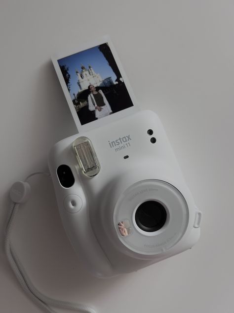 Memorable Gifts For Best Friends, Bestie Birthday Gift Ideas, Cute Present Ideas, Polaroid Camera Instax, Polaroid Camera Pictures, Bff Gift Ideas, Polaroid Instax Mini, Life Romanticized, Instax Polaroid