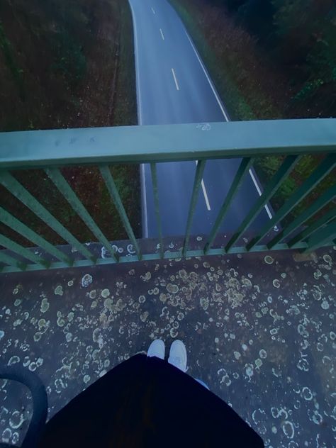 Bridge Looking Down, Sitting On The Edge Of A Building, Bridge Aesthetic Night, Confine In Hospital Picture, Photo Sombre, Jumping Off Building, Edge Of A Building, Sitting On A Bridge, Bridge Jumping