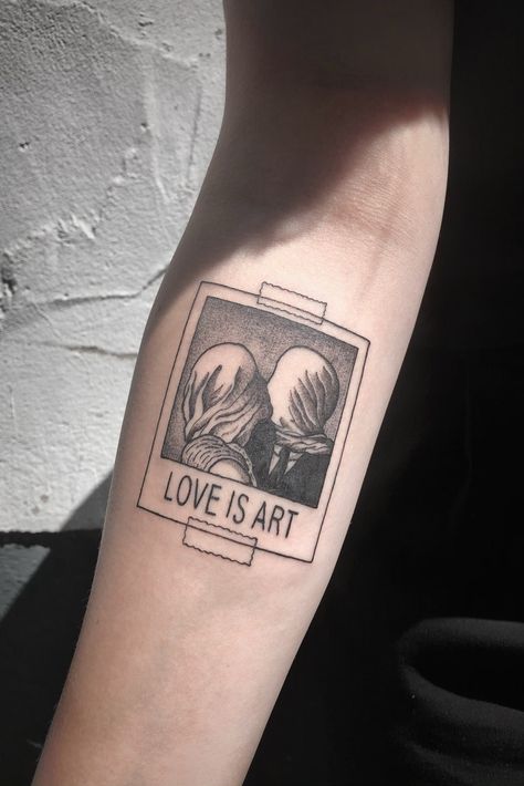 Collaboration with René Magritte. #blackworktattoo #renemagritte #blindkiss #polaroid #loveisart #blackwork #colognetattoo #simonschuberttätowierungen #waynejetskitattoo #blackacidtattoogallery | By Simon Schubert | Done at Black Acid | Jul 2nd 2019 | 1068369 Tattoo Now, Tattoo Style Drawings, Dainty Tattoos, Arm Tattoos, Aesthetic Tattoo, Black Ink Tattoos, Dope Tattoos, Simplistic Tattoos, Minimal Tattoo