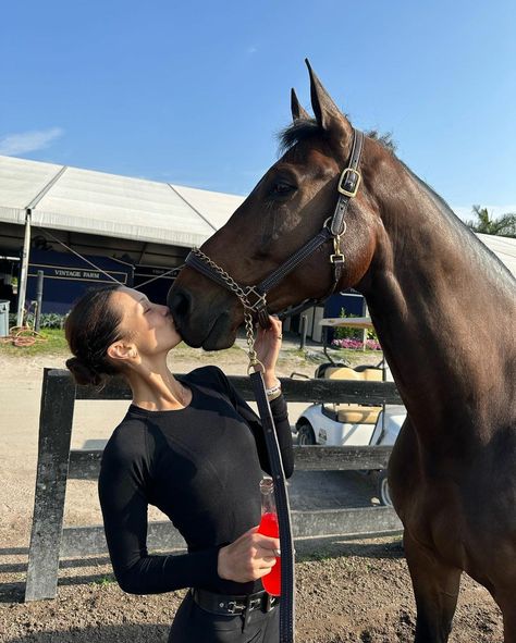 Horseback Riding Aesthetic, Horse Girl Aesthetic, Mrs Bella, Hadid Instagram, Woman Riding Horse, Horsey Life, Horse Riding Aesthetic, Horse Competition, Horseback Riding Outfits