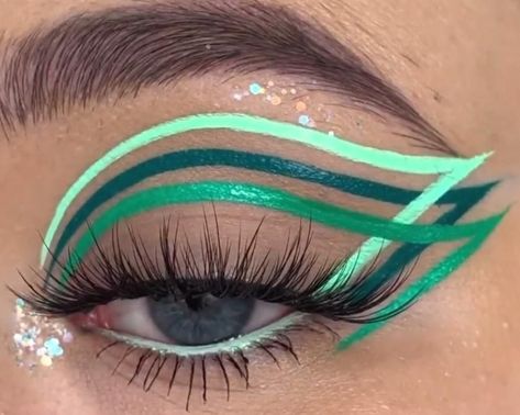 Green eyeliner #easymakeup #makeupideas Eyeliner Verde, Green Eyeliner, Make Up Designs, Graphic Makeup, Graphic Eyeliner, Makijaż Smokey Eye, Eye Makeup Designs, Colorful Eye Makeup, Dope Makeup