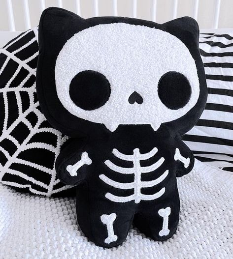 Plushy Templates, Pillows To Sew Ideas, Halloween Stuffed Animals Diy, Sewed Plushies, Skeleton Plushies, Skeleton Teddy Bear, Skeleton Pillow, Felt Stuffed Animals, Skull Plush