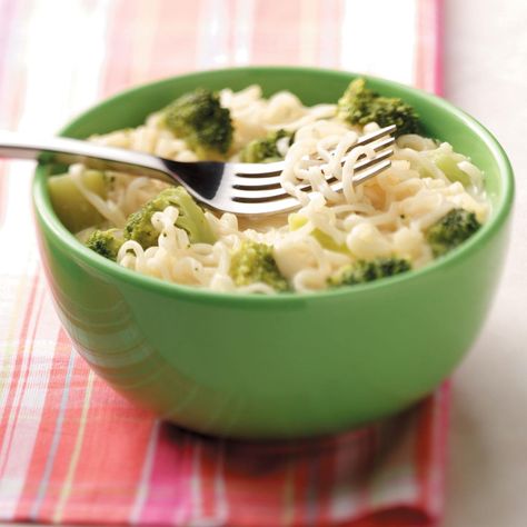 Ramen Broccoli Soup Recipe -Cheese and garlic powder are the secret to this tasty and heartwarming soup. Loaded with noodles, it hits the spot on cool winter days. Luella Dirks - Emelle, Alabama Toasted Ravioli, Broccoli Soup Recipes, Ramen Noodle Soup, Magazine Recipes, Ramen Soup, Turkey Soup, Broccoli Soup, Broccoli Cheese Soup, Broccoli Cheese