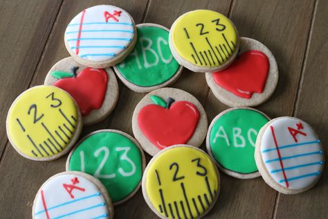 Teacher Sugar Cookies, No Bake Sugar Cookies, Recipes Tutorials, Brown Hairstyles, Royal Iced Cookies, School Cake, Cookies Theme, Sugar Cookie Royal Icing, Iced Sugar Cookies