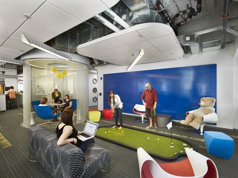 Practice your putting skills at the Google Offices in Cambridge. Adult Room Ideas, Corporate Cafeteria, Coworking Space Design, Google Office, Office Break Room, Office Idea, Mini Office, Contemporary Exterior, Cool Office