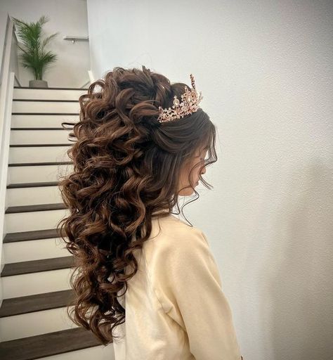 Xv Hairstyles Quinceanera Long Hair, Quinceanera Hairstyles For Medium Hair, 15nera Hair Styles, Princess Wedding Hair Updo, Quince Hair With Highlights, Quince Hairstyles Without Crown, Updo For Quinceanera With Crown, Sweet 16 Hairstyles With Crown, Updo Hairstyles For Quinceanera