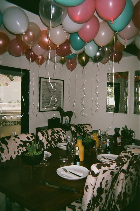 House Party Balloon Decorations, Birthday Party Apartment, Birthday Party House Decorations, Airbnb Party Decor, Birthday Core Aesthetic, Dreamy Birthday Theme, Birthday Party Astethic, Birthday Party Aesthetic Decorations, Aesthetic Party Decor