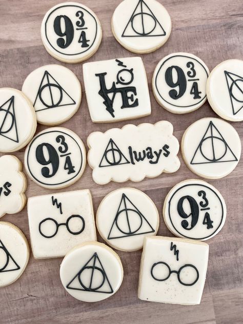 Harry Potter Bridal Shower Cookies, Harry Potter Cookies Royal Icing, Harry Potter Macarons, Harry Potter Cookies Decorated, Harry Potter Baby Shower Cookies, Harry Potter Sugar Cookies, Harry Potter Bride, Harry Potter Theme Birthday Party, Harry Potter Cookies