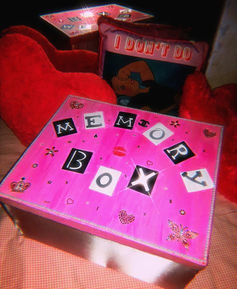 Middle School Memory Box Ideas Diy, Senior Boxes High Schools, High School Shoe Box Memories, Decorate Shoe Box Diy, Shoe Box Painting Ideas Aesthetic, Senior Memory Box Ideas Pink, Memory Box Design Ideas, Shoebox Memory Box Ideas, Cute Memory Box Diy