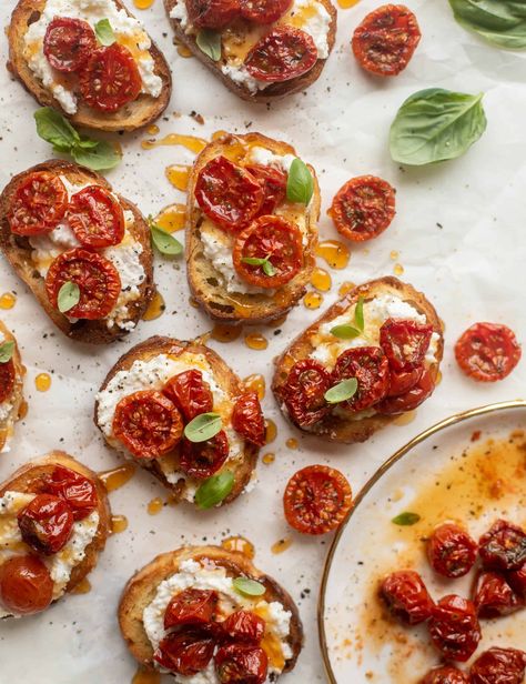 Hot Honey Tomato Crostini - Slow Roasted Hot Honey Tomatoes Party Appetizers Summer, Trendy Appetizers, Appetizers Summer, Summer Finger Foods, Tomato Crostini, New Year's Eve Appetizers, Slow Roasted Tomatoes, Tomato Bruschetta, Bruschetta Recipe