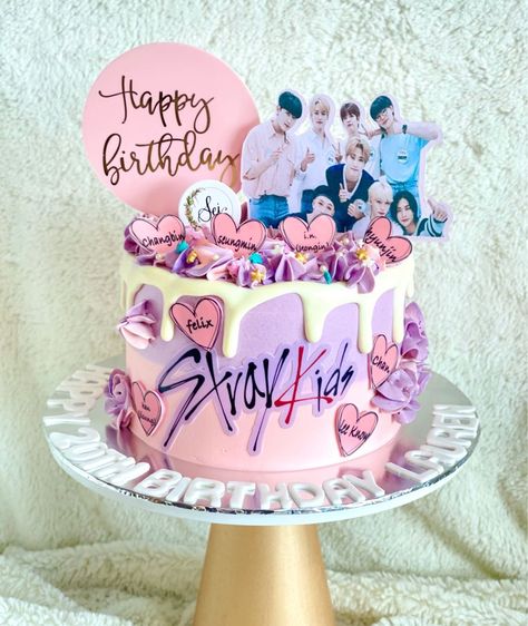 Bolo Simpsons, Kpop Cake, Drinks Homemade, Kpop Birthday, Bts Cake, Cake Liner, Bts Birthdays, Creative Birthday Cakes, Pretty Birthday Cakes