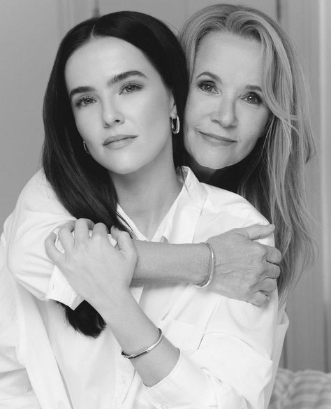 Mother Daughter Photography Poses, Mom And Me Photos, Mom Daughter Photography, Mother Daughter Poses, Lea Thompson, Son Photo Ideas, Daughter Photo Ideas, Family Photo Studio, Mother Daughter Pictures