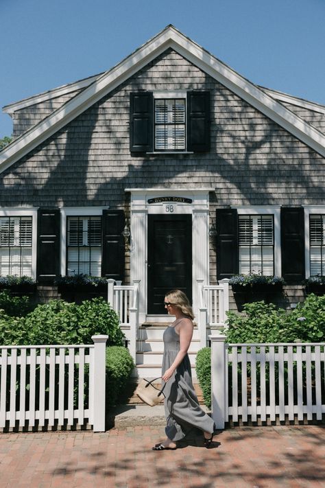 24 Things To Do in Nantucket - wit & whimsy Nantucket Packing List, Things To Do In Nantucket, Nantucket Restaurants, Brant Point Lighthouse, Famous Lighthouses, Nyc Guide, Nantucket Style, Famous Houses, Summer Fashions