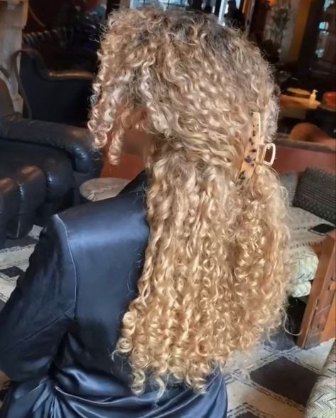 Curly Hair Blonde Black Women, Thick Blonde Curly Hair, Big Curly Blonde Hair, Coily Blonde Hair, Blonde 3b Hair, Blonde 3c Hair, Mixed Girl Blonde Hair, Blonde Curly Hair Aesthetic, Golden Blonde Hair Black Women