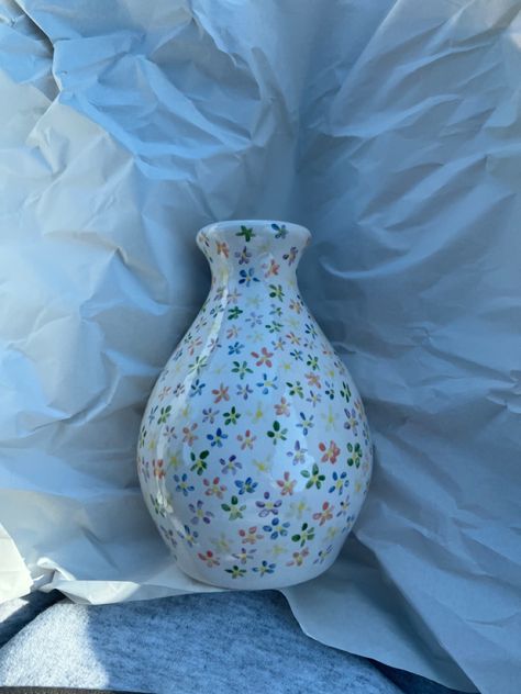 Pottery Painting Vase Ideas, Vase Art Drawing, Creative Space Keramik, Flower Vase Art, Diy Pottery Painting, Pottery Painting Designs, Vase Art, Keramik Design, Hand Painted Vases