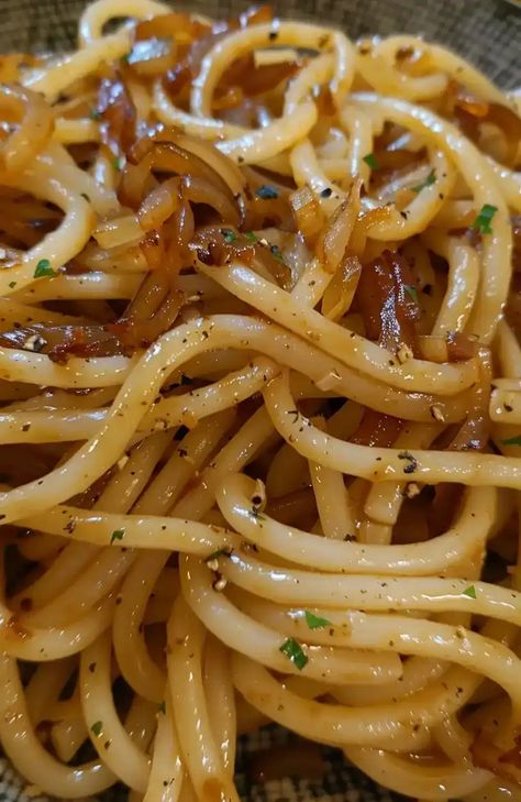 Caramelized Onion Pasta Recipe Slow Cooker Carmelized Onion Pasta, Caramelized Onion Pasta, How To Carmalize Onions, Caramalized Onions, Apartment Meals, Onion Pasta, Garlic Spaghetti, Yummy Pasta, Carmelized Onions