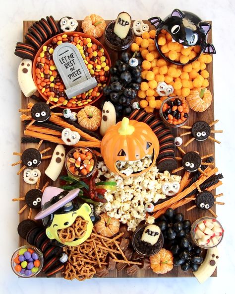 Muffins Halloween, Holiday Charcuterie, Postres Halloween, Spooky Snacks, Ghost Party, Bloc Party, Halloween Food Treats, Snack Board, Halloween Dinner