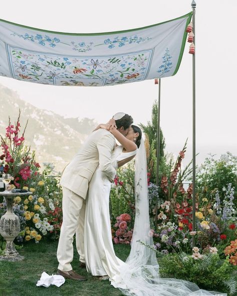 Chuppah Hanging Flowers, Jewish Wedding Chuppah Flowers, Simple Huppah, Huppah Wedding Indoor, Creative Chuppah, Simple Chuppah Ideas, Huppah Wedding Outdoor, Sephardic Wedding, Chuppah Simple