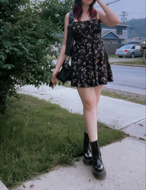 Floral Dress Dark, Floral Grunge Outfit, Dark Floral Outfit Aesthetic, Dark Floral Skirt, Floral Outfit Summer, 90s Floral Dress Grunge, Dark Outfit, Dark Outfits, Dark Floral