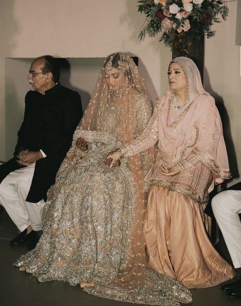 Bridal Baraat Dresses Pakistani, Nikkah Desi Outfit, Indian Nikkah Outfit, Nikkah Ideas Pakistani, Sage Green Desi Wedding Dress, Pakistani Wedding Poses, Pakistani Bride Outfit, Pakistani Shaadi Aesthetic, Pakistani Nikah Outfit