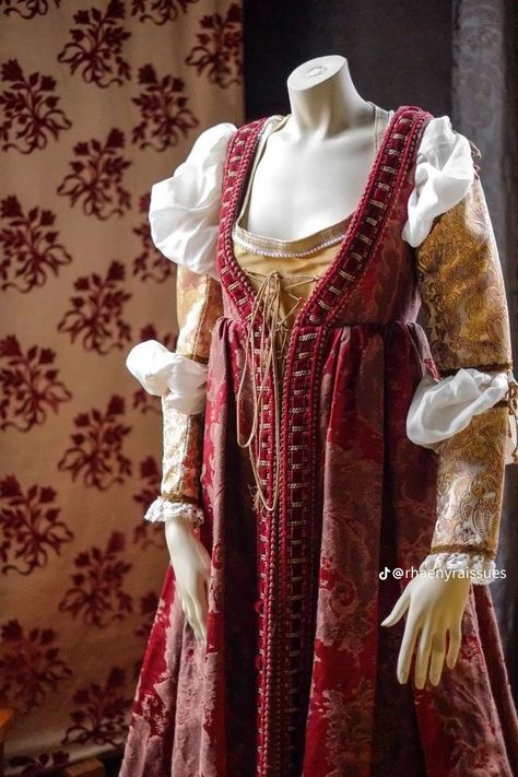 Italian Rennaisance Clothing, Rennaisance Outfits, Fair Outfits, Fantasy Dresses, Medieval Clothing, Medieval Dress, Medieval Fashion, Fantasy Dress, Historical Dresses