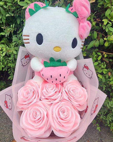 Hello Kitty Fresita Bouquet 💐 DM to place order . . . . . #hellokittybouquet #ramoderosas #rosaseternas #eternalgiftsbyevelyn #eternalflorist #eternalroses #hellokittyramo #ramodehellokitty #pinkroses #fresitaramo #ramoparaella #hklover #sanrioramo #bouquetforlittlegirl Hello Kitty Flower Bouquet, Hello Kitty Bouquet, Luxury Flower Bouquets, Hello Kit, Glitter Roses, Flower Bouquets, Pink Glitter, Random Things, Pink Roses