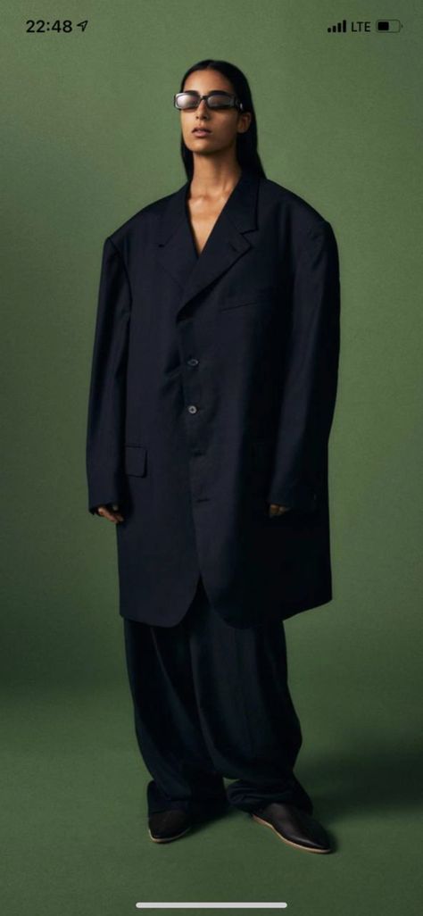 Oversized Suit Black Women, Oversized Suit Women Photoshoot, Oversized Suit Photoshoot, Oversized Suits Men 90s, Tailor Photoshoot, Baggy Blazer Outfit, Baggy Suit Women, Oversized Suits Men, Oversized Suit Women