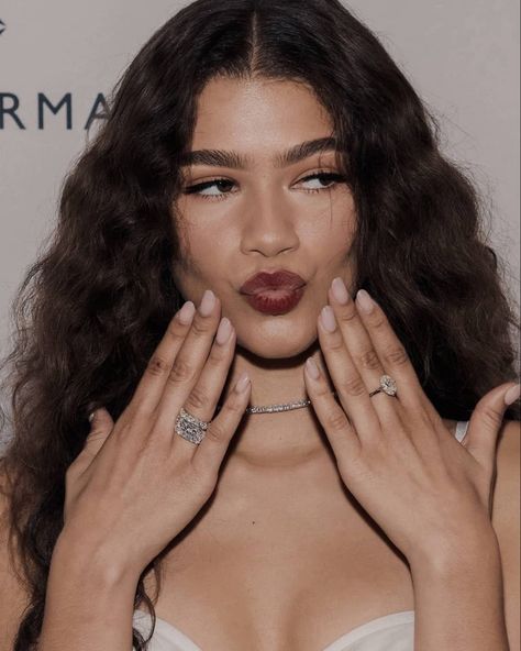 Zendaya Nails, Zendaya Photoshoot, Zendaya Maree Stoermer Coleman, Flower Wrist Tattoos, Zendaya Style, Eyebrow Makeup Tips, Girl Boss Motivation, Glam Photoshoot, Kylie Kristen Jenner