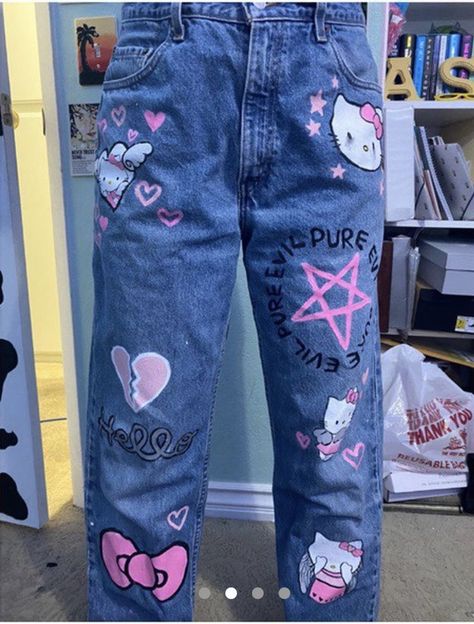 Hello Kitty Jeans, Custom Jeans Diy, Diy Pants, Painted Clothes Diy, Kitty Clothes, Instagram Creator, Hello Kitty Clothes, Diy Clothes Design, Custom Jeans