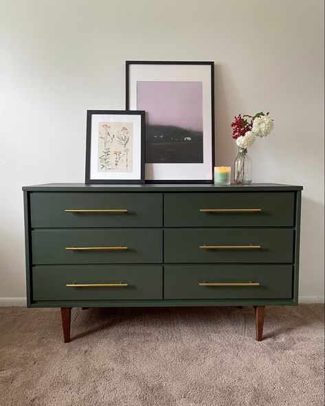 Comode Design Ideas, Green Bedroom Dresser, Sherwin Williams Ripe Olive, Olive Green Furniture, Chest Of Drawers Decor, Mcm Dresser, Retro Dresser, Green Dresser, Painted Furniture Colors