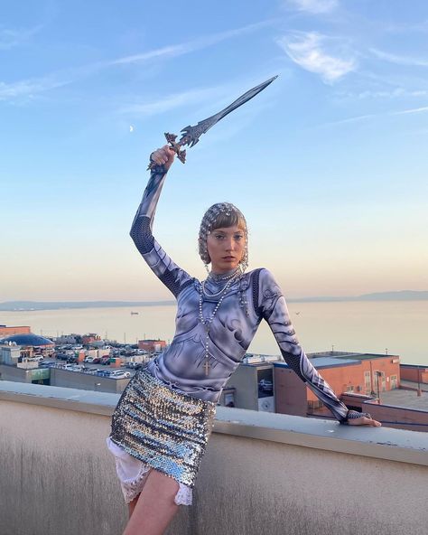 Joan of Arc ���🗡💒 | Instagram Knightcore Aesthetic Fashion, Medievalcore Fashion, Knight Costume Women, Silver Halloween Costume, Joan Of Arc Costume, Knight Halloween, Knight Outfit, Knight Costume, Halloween Ii