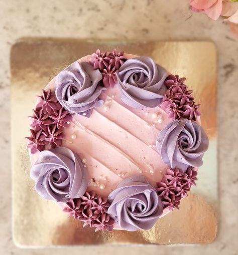 Simple Blueberry Cake Designs, Piping On Top Of Cake, Blueberry Cake Designs, Blueberry Cake Design, Blueberry Cake Decoration, Rosette Piping, Simple Cake Design, Piping Patterns, Drop Flowers