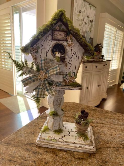 Cubicle Accessories, Birdhouses Ideas, Homemade Bird Houses, Birdhouse Craft, Beautiful Birdhouses, Bird Houses Ideas Diy, Farmhouse Crafts, Birdhouse Designs, Decorative Bird Houses