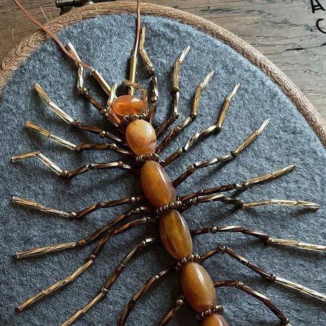 Wire Centipede, Centipede Embroidery, Insect Jewelry Diy, Bug Display, House Centipede, Bead Spiders, Beaded Insects, Beaded Bugs, Jewellery Beads