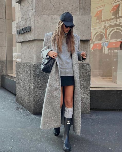 Girl poses in model off duty look Chanel Rain Boots, Rainboots Outfit, Rain Boot Outfit, Elegantes Outfit Damen, Rok Outfit, Elegant Classy Outfits, Work Outfits Women Summer, Chanel Boots, Trendy Fall Outfits