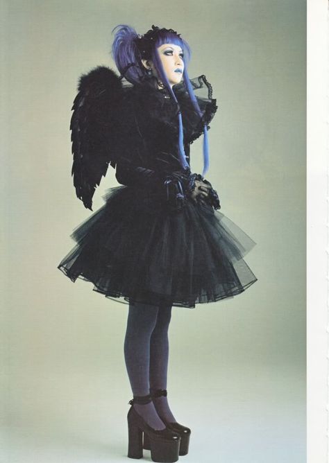 Mana - Malice Mizer / Moi Dix Mois <3 Mana, he's so pretty! Angura Kei Aesthetic, Kei Visual, Dead Girl, Kei Fashion, Manama, Living Dead, Japanese Street Fashion, J Fashion, Alternative Outfits