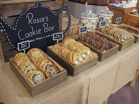 Cookie Display Table Bake Sale, Cookie Sales Display, Cute Cookie Display Ideas, Bake Sale Stand Ideas Display, Bake Sale Stall Display Ideas, Cookies Booth Display, Cookies Stand Display, Bakery Market Stall Display Ideas, How To Package Cookies For Sale