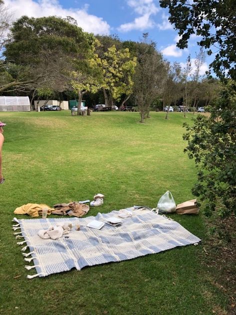 Picnic At Park Aesthetic, Picnic In Park Ideas, Park Picnic Aesthetic Friends, Park Day Aesthetic, Picnic Park Aesthetic, Park Picnic Date, Picnic At Park, Parque Aesthetic, Park Picnic Aesthetic