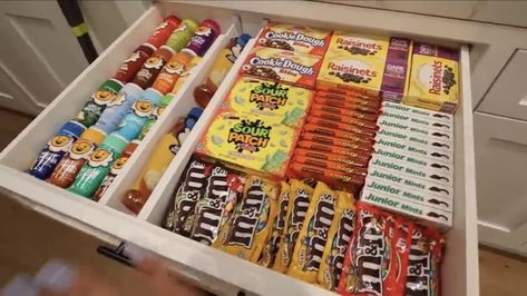 Snack Drawer Ideas, Snack Drawer, Drawer Ideas, Sleepover Snacks, Snack Station, Junior Mints, Snack Organizer, Pantry Organisation, Diy Snacks