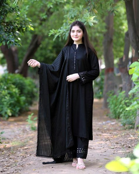 long blck dress witih trouser Plan Dress Designs Pakistani Simple, Black Dress Design Pakistani, Stylish Black Outfits, Bridal Dresses 2022, Black Pakistani Dress, Style Outfits Summer, Dress Design Pakistani, Summer Vibes Aesthetic, Black Dresses Classy