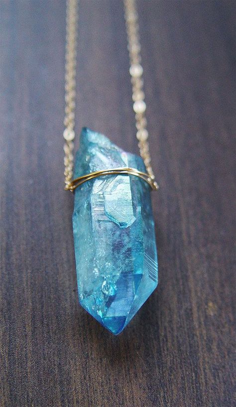 Aqua Aura Crystal, Blue Crystal Necklace, Boho Styl, Aqua Aura, Aura Crystals, A Necklace, Pretty Jewellery, Blue Crystals, Crystals And Gemstones