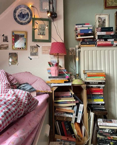 Sofia Coppola Room Aesthetic, Colorful Maximalist Bedroom Aesthetic, Room Inspo 70s, Simple Aesthetic Bedroom, Room Filled With Books, Cluttered Apartment, Layered Rugs Bedroom, Clutter Aesthetic, 60s Room