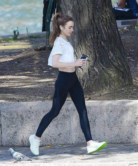 Lily Collins Casual, Emily In Paris Style, Emily In Paris Fashion, Emily In Paris Outfits, Lily Collins Style, Life In Paris, Iranian Food, Paris Style, Fitness Wear Outfits