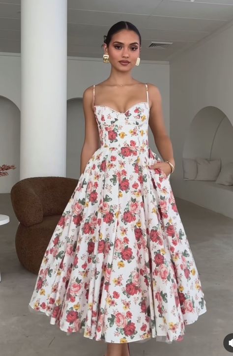 Floral Sundress Aesthetic, Cotton Dress Ideas, Cute Spring Dresses, Colourful Dress, Flowery Dresses, Glamour Outfit, Tulle Midi Dress, Classic Style Outfits, Glam Dresses