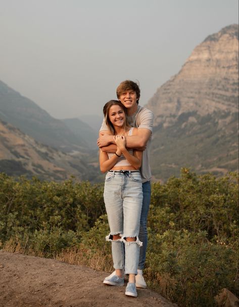 Cool Couple Poses Photo Ideas, Photo Shoot Couples Cute Poses, Pose Ideas For Couple Photoshoot, Relationship Poses Photography, Cute Pictures For Instagram Couples, Sitting Casual Pose, Gf Bf Photography Poses, Cute Poses For Bf And Gf, Cute Couple Poses Height Difference