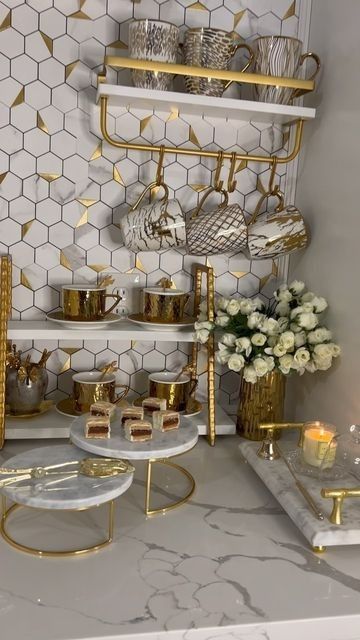 Coffee Bar Gold And White, Glamorous Coffee Bar Ideas, Coffee Bar Styling Modern, Gold Coffee Bar Ideas, Glam Coffee Bar Ideas, Luxury Coffee Bar, Coffee Station Styling, Glam Coffee Bar, Coffe Bar Decor